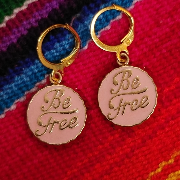 Faux bottle cap 'Be Free' 14k plated earrings - Picture 2 of 3